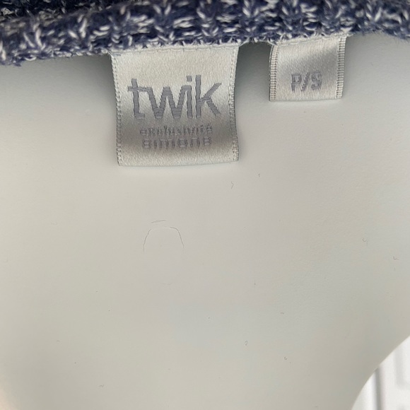 Blue Small Simons Sweater Cozy and Cute - Picture 5 of 9